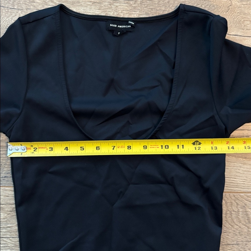 GOOD AMERICAN Sculpting Scoop Neck
Cropped Short Sleeve Tee in black Sz. Small - Picture 6 of 8